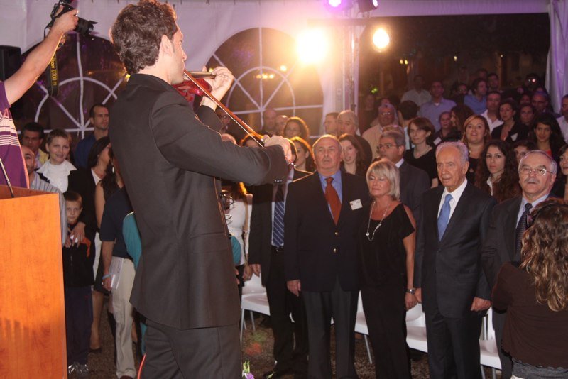 Avi Pilcer performing Hatikva on violin for Shimon Peres